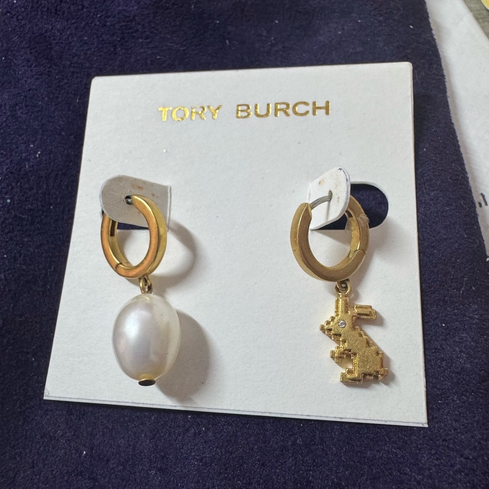 Tory Burch Pave Rabbit & Cultured Freshwater Pearl Mismatch Hoop Earring - Picture 3 of 3